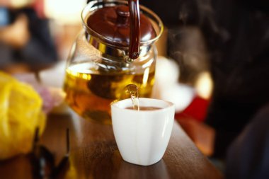 Tahta masada bir fincan çay.