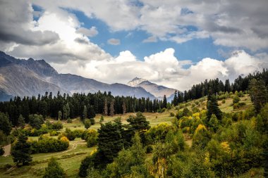 Yeşil manzara bulutlar, dağlar ve Avrupa kırsal alanlara.