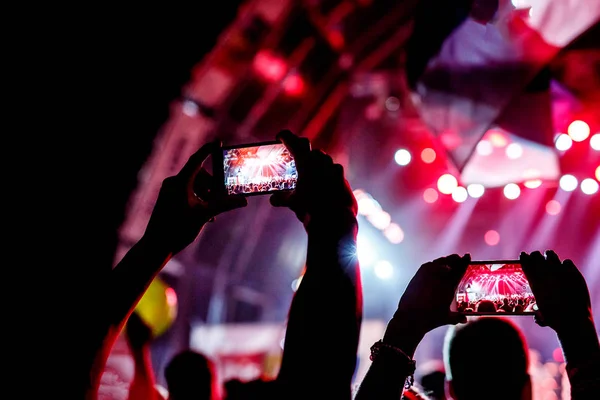 Фанаты принимая Фото концерта на фестивале — стоковое фото