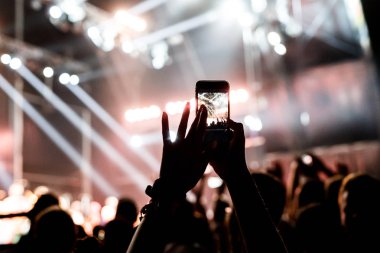 Programdaki kadınların elinde telefon var.