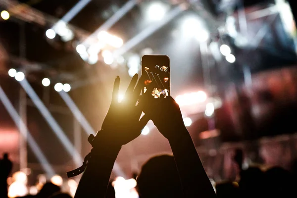 Teléfono en las manos de las mujeres en el programa — Foto de Stock