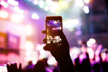 Müzik hayranları alır resmi smartphone cep telefonu ile konserde sahne.