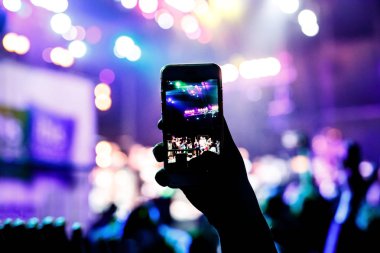 Müzik hayranları alır resmi smartphone cep telefonu ile konserde sahne.