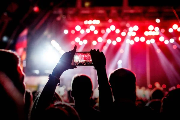Μουσική ανεμιστήρες παίρνει εικόνα του σταδίου στη συναυλία στο smartphone. — Φωτογραφία Αρχείου
