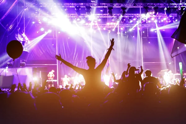 insanlar Rock festivalinde tezahürat