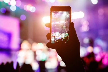 Müzik hayranları alır resmi smartphone cep telefonu ile konserde sahne.