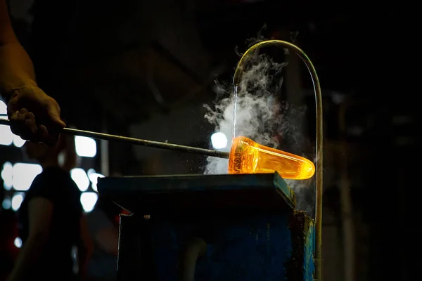 Soplador de vidrio formando pieza de vidrio, enfriamiento por agua . —  Fotos de Stock