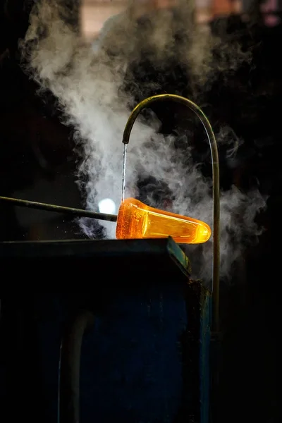 Soplador de vidrio formando pieza de vidrio, enfriamiento por agua . —  Fotos de Stock