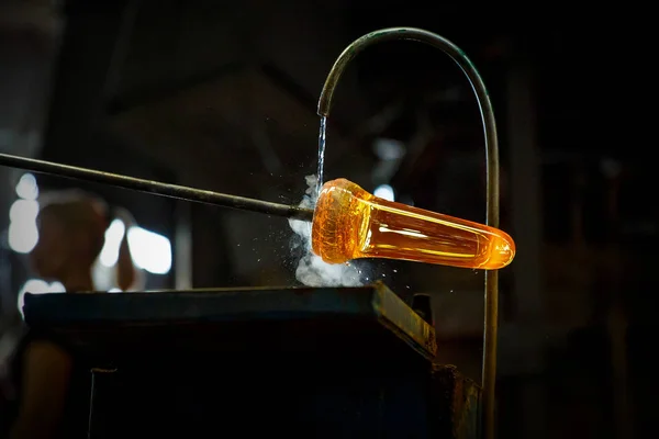 Soplador de vidrio formando pieza de vidrio, enfriamiento por agua . — Foto de Stock