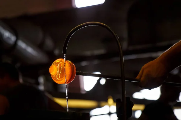 Soplador de vidrio formando pieza de vidrio, enfriamiento por agua . — Foto de Stock