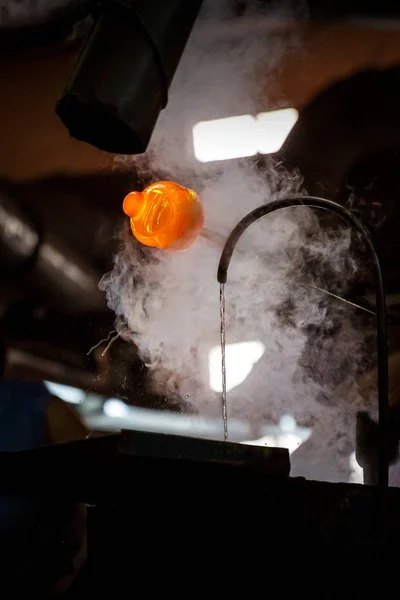 Soplador de vidrio formando pieza de vidrio, enfriamiento por agua . —  Fotos de Stock