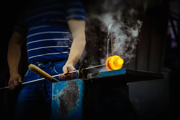 Soplador de vidrio formando pieza de vidrio, enfriamiento por agua . — Foto de Stock