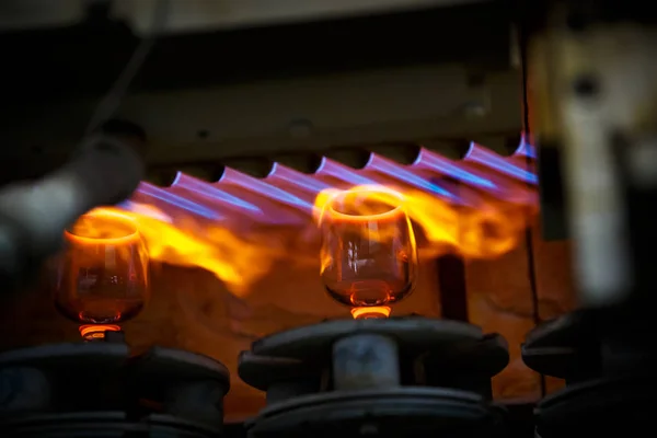 Soplador de vidrio formando pieza de vidrio, enfriamiento por agua . — Foto de Stock