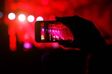 Festivalde konser fotoğraf çekici hayranları