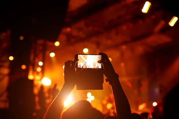 Ventilatore che scatta foto del concerto al festival — Foto Stock