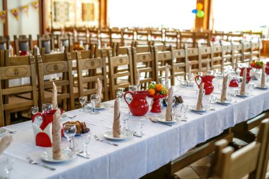 çatal bıçak, peçete ve cam seti partiden önce restoranda servis edildi.