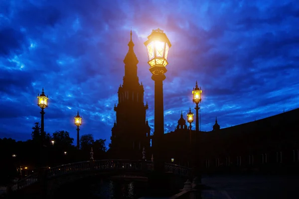 Den gamla lyktan i staden i Sevilla, palatset på twilight — Stockfoto