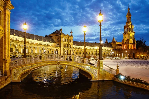 Plaza de Espana, Plaza of Spain in Seville, lattern on, twilight on squere — Stock Photo, Image