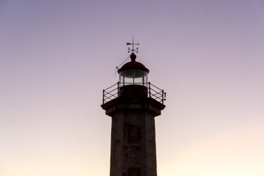 Bir deniz feneri gökyüzüne karşı üst closeup