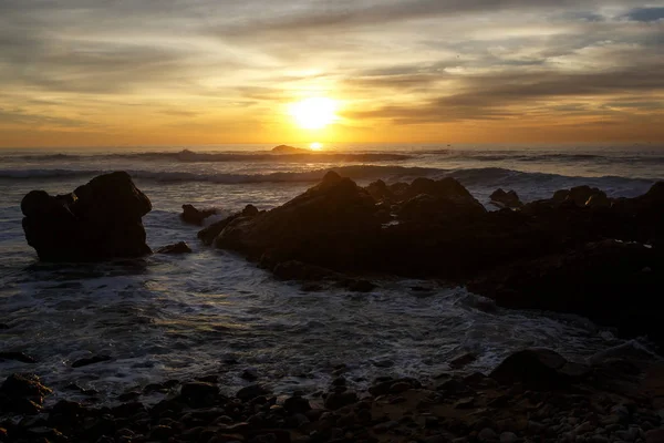 Vagues de mer s'écrasant sur les rochers au coucher du soleil — Photo