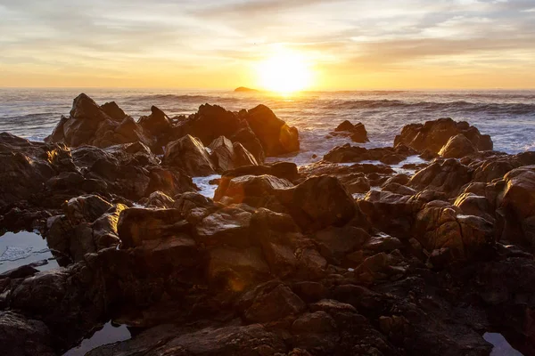 Sunset bulvarında kayalar üzerine çökmesini dalgalar deniz