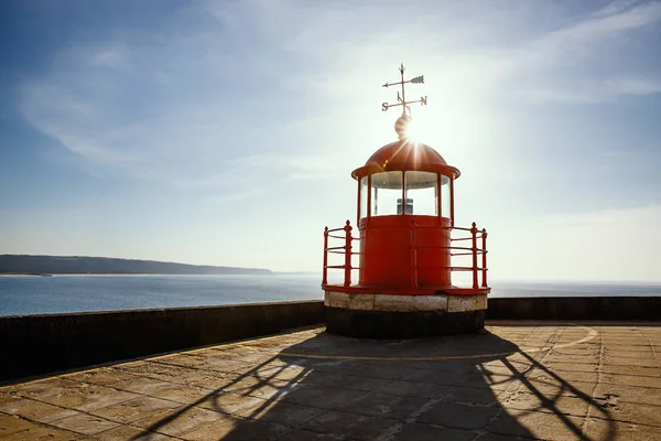 Sala de la lámpara de Faro rojo sobre fondo azul de cielo y mar —  Fotos de Stock