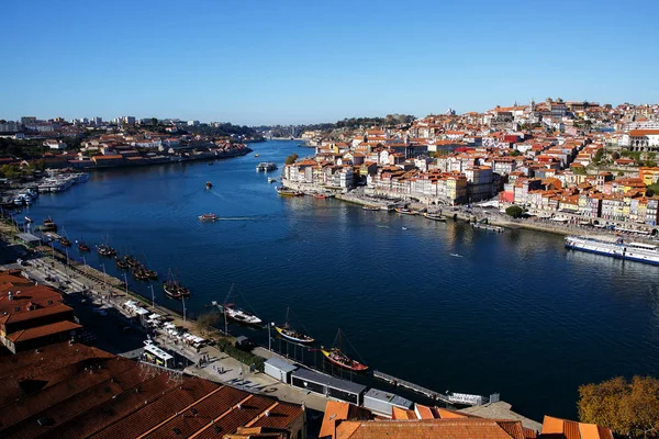 Porto, Portugal oude stad skyline van Dom Luis brug over de rivier de Douro — Stockfoto