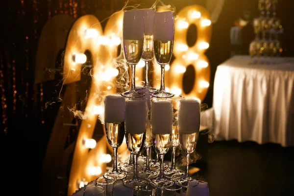 Parti Düğün Merasimi Için Piramitte Yapılmış Şampanya Kadehleri Kutlama Için — Stok fotoğraf