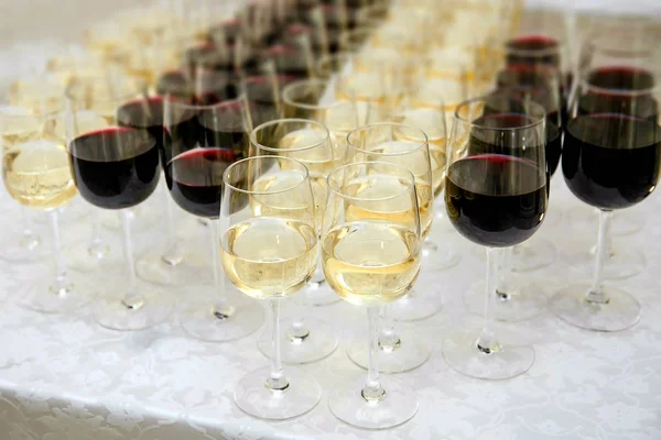 Стаканы с белым и красным вином — стоковое фото