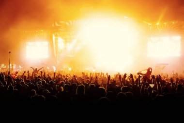 Konser kalabalığın siluetleri