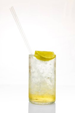buz ve beyaz arka plan üzerinde izole limon ile kokteyl bardak