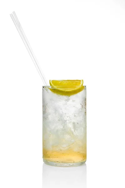 Glas cocktail met ijs en citroen geïsoleerd op witte achtergrond — Stockfoto