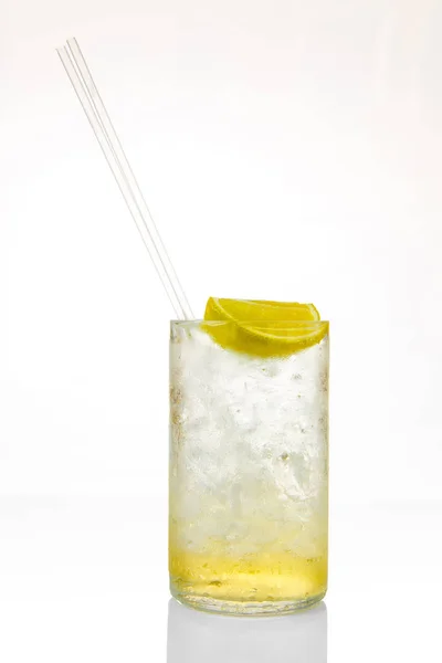 Verre de cocktail avec glace et citron isolé sur fond blanc — Photo