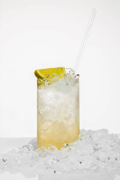 Verre de cocktail avec glace et citron isolé sur fond blanc — Photo