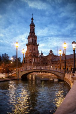 İspanya, Sevilla 'daki İspanyol Meydanı, akşam vakti - alacakaranlık