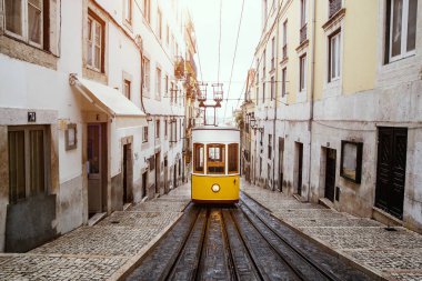 Lizbon, Lisboa, Füniküler caddesindeki ünlü eski sarı tramvay