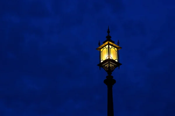 Сяючий старий квадратний ліхтар, сутінки — стокове фото