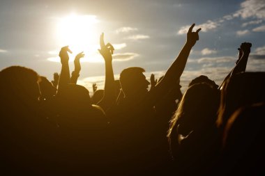 Kendilerini açık yaz Müzik Festivali'nde zevk kalabalıklar