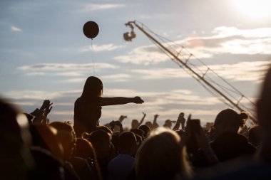 Seyirci, açık Müzik Festivali, toplar ve kalabalık yukarıda televizyon vinç