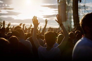 Gençler kendilerini, zevk yaz Müzik Festivali'nde yükseltilmiş eller, gün batımı
