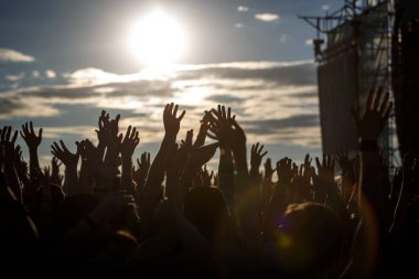 İnsanlar siluetleri ile insan eller yukarı, Beach Party yaz tatil tatil kavramı ortaya çıkar.