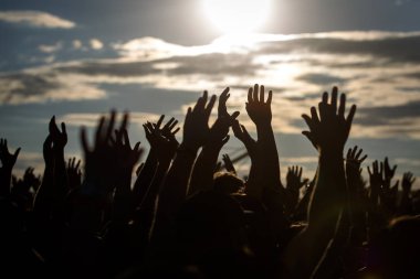 İnsanlar siluetleri ile insan eller yukarı, Beach Party yaz tatil tatil kavramı ortaya çıkar.