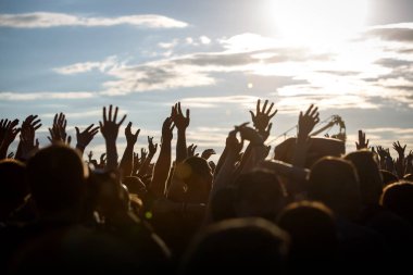 İnsanlar siluetleri ile insan eller yukarı, Beach Party yaz tatil tatil kavramı ortaya çıkar.