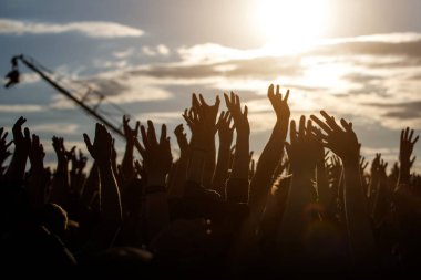İnsanlar siluetleri ile insan eller yukarı, Beach Party yaz tatil tatil kavramı ortaya çıkar.