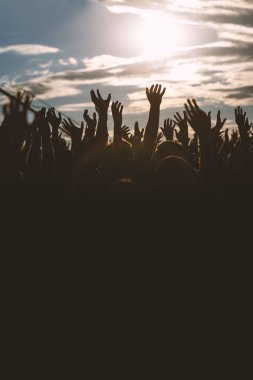 İnsanlar siluetleri ile bir insan eller, yukarıya Beach parti yaz tatil tatil kavramı, metin, dikey için yer ile ortaya çıkar.