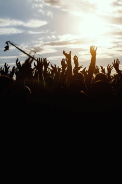 İnsanlar siluetleri ile bir insan eller, yukarıya Beach parti yaz tatil tatil kavramı, metin, dikey için yer ile ortaya çıkar.
