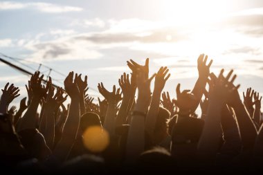 Bir insan eli, Beach Party yaz tatil tatil kavramı, metin için yer ile insan siluetleri ile kaldırdı