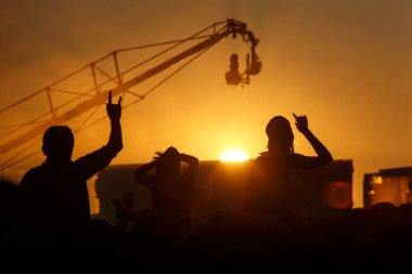 Siluet tatil günbatımı insanlar. yaz yaşam tarzı. Renkli sıcak turuncu tonlama. Zevk yaz Müzik Festivali'nde. TV vinç kalabalık yukarıda