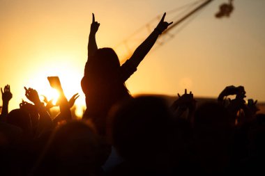 Kalabalık yaz Müzik Festivali, günbatımı, siluetleri eller yukarı sahiptir
