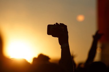 Smartphone içinde kalabalık bir el silüeti